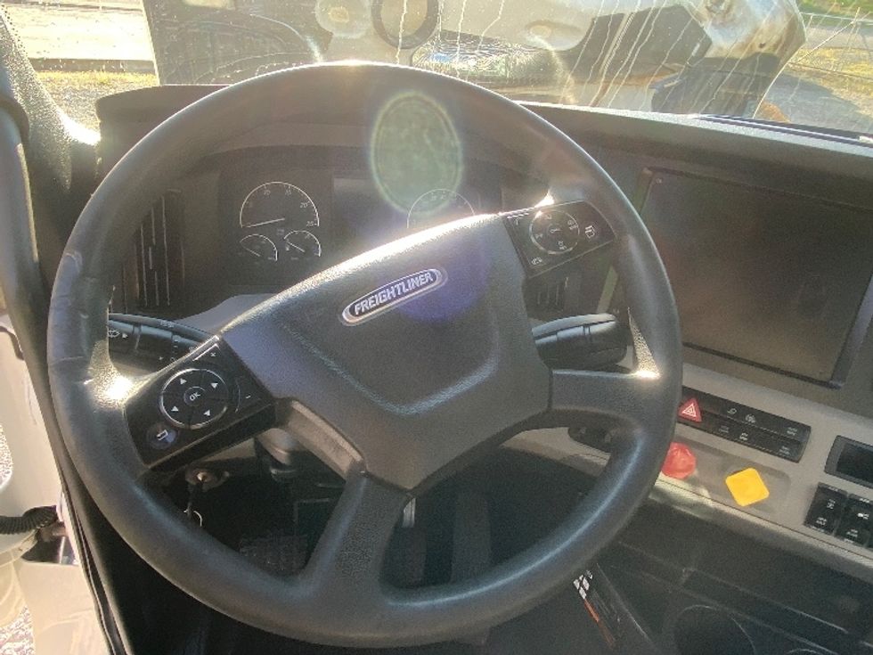Day Cab Tractor-Heavy Duty Tractors-Freightliner-2021-T12664ST-Cleveland-TN-216,860\n\t\tmiles-$ 64,000 - Image 11