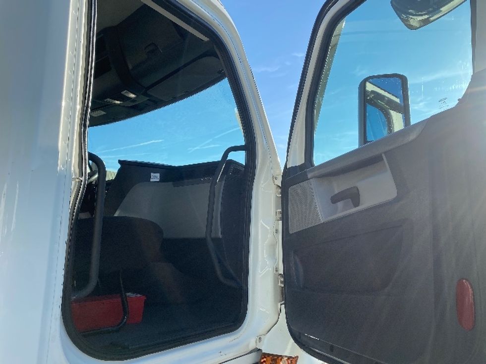 Day Cab Tractor-Heavy Duty Tractors-Freightliner-2021-T12664ST-Cleveland-TN-216,860\n\t\tmiles-$ 64,000 - Image 12