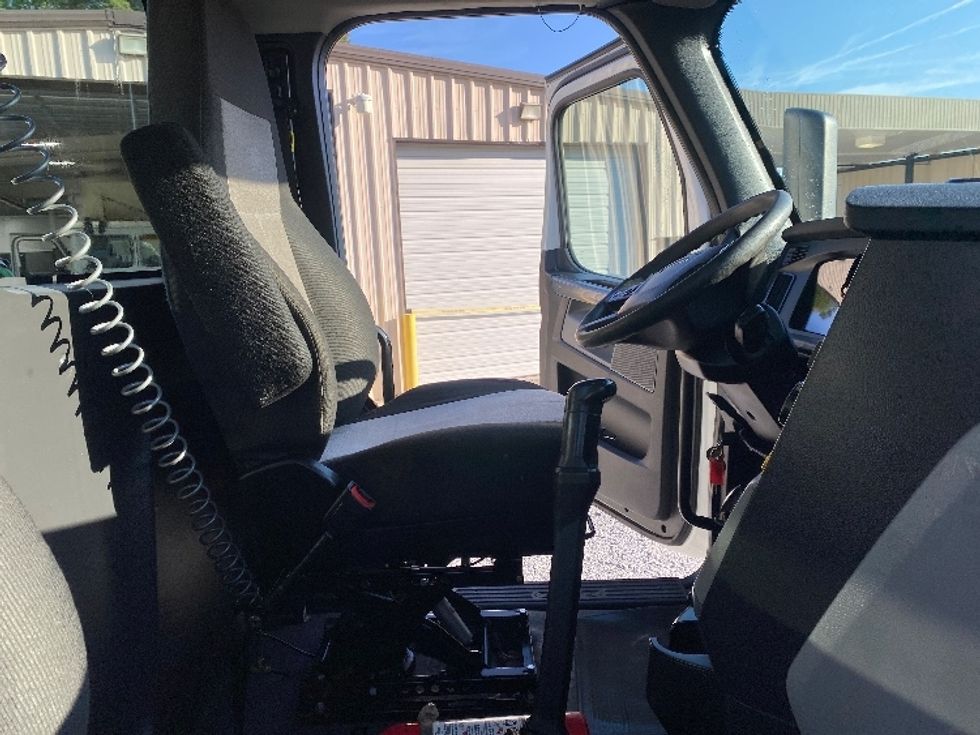 Day Cab Tractor-Heavy Duty Tractors-Freightliner-2021-T12664ST-Cleveland-TN-216,860\n\t\tmiles-$ 64,000 - Image 14