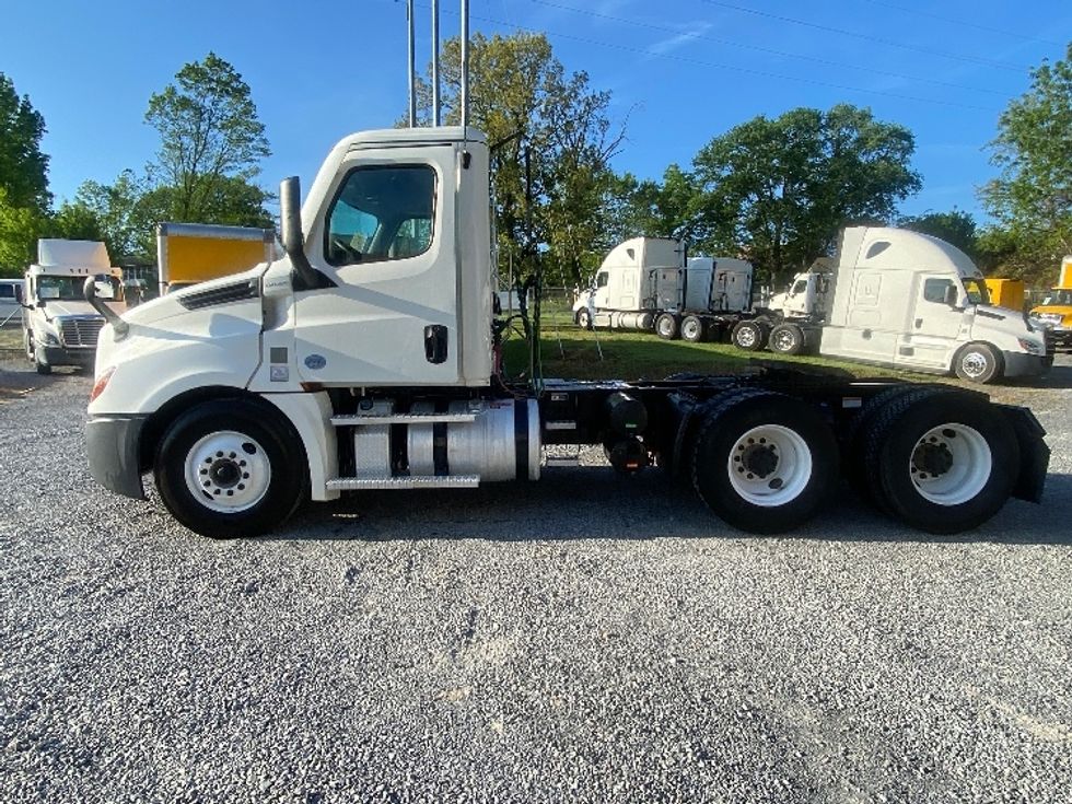 Day Cab Tractor-Heavy Duty Tractors-Freightliner-2021-T12664ST-Cleveland-TN-216,860\n\t\tmiles-$ 64,000 - Image 4
