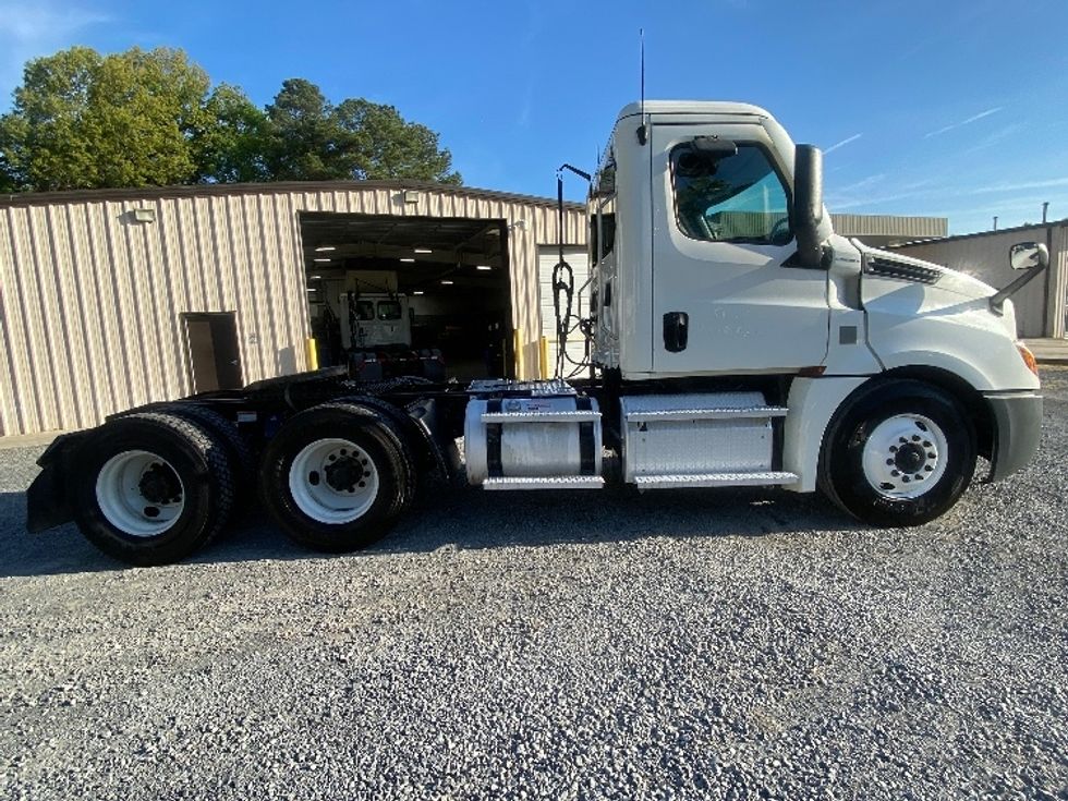Day Cab Tractor-Heavy Duty Tractors-Freightliner-2021-T12664ST-Cleveland-TN-216,860\n\t\tmiles-$ 64,000 - Image 8