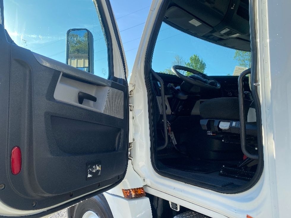 Day Cab Tractor-Heavy Duty Tractors-Freightliner-2021-T12664ST-Cleveland-TN-216,860\n\t\tmiles-$ 64,000 - Image 9