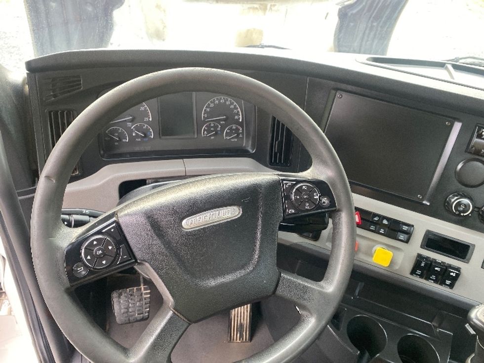 Day Cab Tractor-Heavy Duty Tractors-Freightliner-2021-T12664ST-Cleveland-TN-253,317\n\t\tmiles-$ 61,250 - Image 11