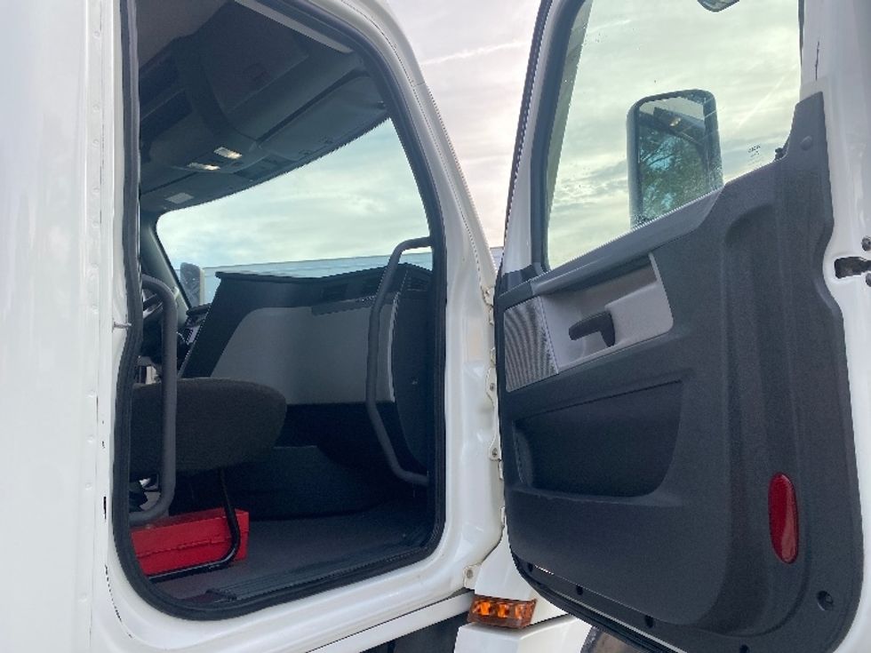 Day Cab Tractor-Heavy Duty Tractors-Freightliner-2021-T12664ST-Cleveland-TN-253,317\n\t\tmiles-$ 61,250 - Image 12