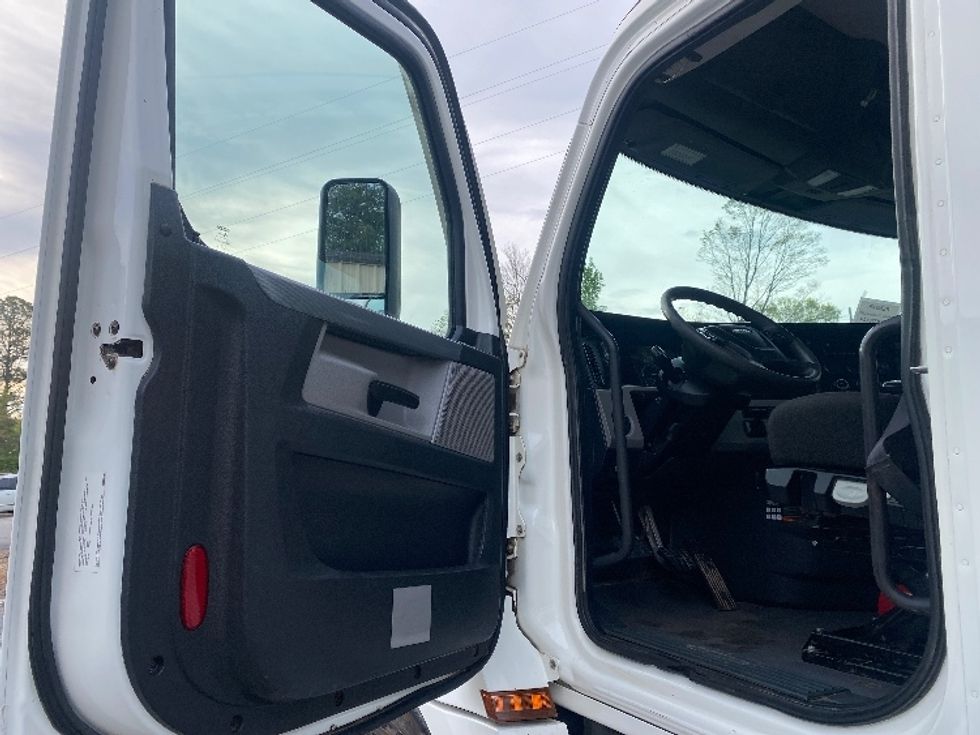 Day Cab Tractor-Heavy Duty Tractors-Freightliner-2021-T12664ST-Cleveland-TN-253,317\n\t\tmiles-$ 61,250 - Image 9