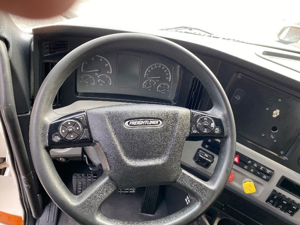 Day Cab Tractor-Heavy Duty Tractors-Freightliner-2021-T12664ST-Cleveland-TN-377,355\n\t\tmiles-$ 53,750 - Image 10