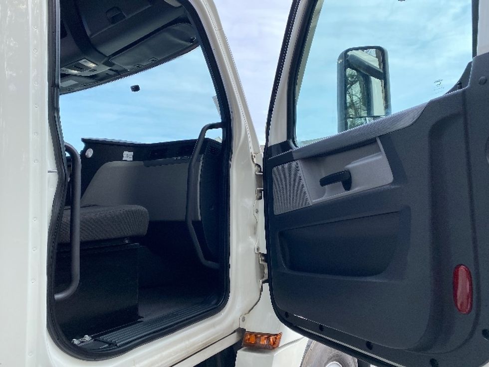 Day Cab Tractor-Heavy Duty Tractors-Freightliner-2021-T12664ST-Cleveland-TN-377,355\n\t\tmiles-$ 53,750 - Image 11