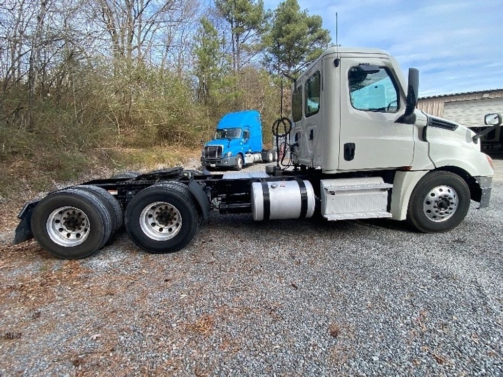 Day Cab Tractor-Heavy Duty Tractors-Freightliner-2021-T12664ST-Cleveland-TN-377,355\n\t\tmiles-$ 53,750 - Image 7