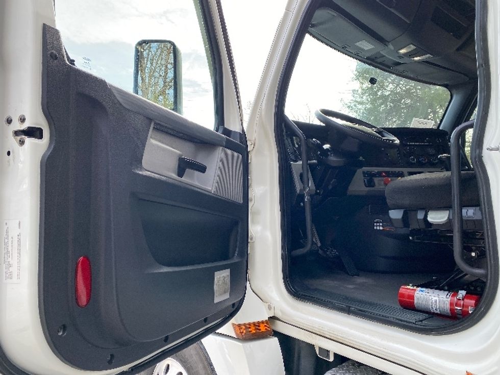 Day Cab Tractor-Heavy Duty Tractors-Freightliner-2021-T12664ST-Cleveland-TN-377,355\n\t\tmiles-$ 53,750 - Image 8