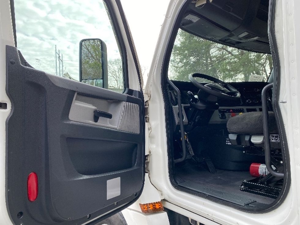 Day Cab Tractor-Heavy Duty Tractors-Freightliner-2021-T12664ST-Cleveland-TN-428,690\n\t\tmiles-$ 50,000 - Image 9