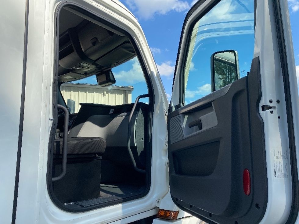 Day Cab Tractor-Heavy Duty Tractors-Freightliner-2021-T12664ST-Cleveland-TN-79,744\n\t\tmiles-$ 79,000 - Image 12