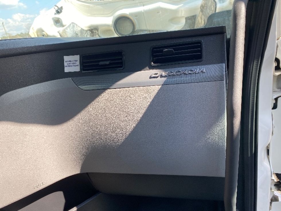 Day Cab Tractor-Heavy Duty Tractors-Freightliner-2021-T12664ST-Cleveland-TN-79,744\n\t\tmiles-$ 79,000 - Image 13