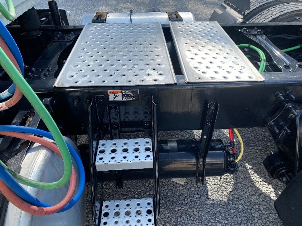 Day Cab Tractor-Heavy Duty Tractors-Freightliner-2021-T12664ST-Cleveland-TN-79,744\n\t\tmiles-$ 79,000 - Image 17