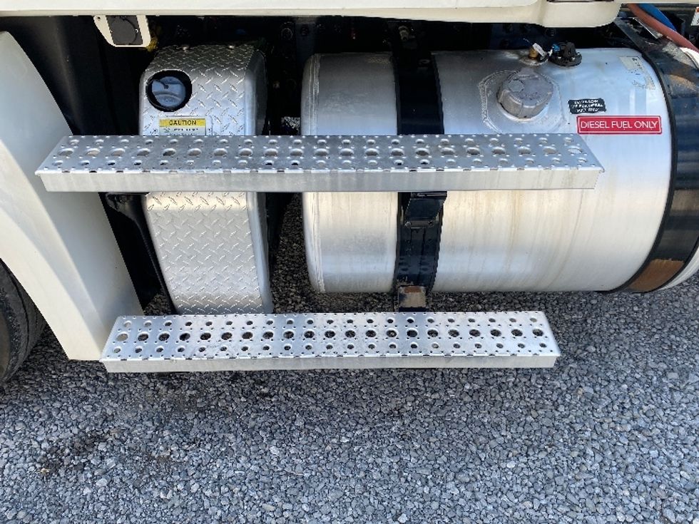 Day Cab Tractor-Heavy Duty Tractors-Freightliner-2021-T12664ST-Cleveland-TN-79,744\n\t\tmiles-$ 79,000 - Image 18