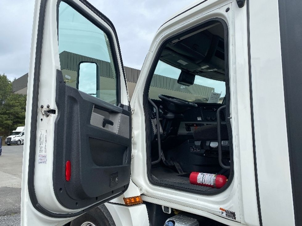 Day Cab Tractor-Heavy Duty Tractors-Freightliner-2021-T12664ST-Cleveland-TN-79,744\n\t\tmiles-$ 79,000 - Image 9