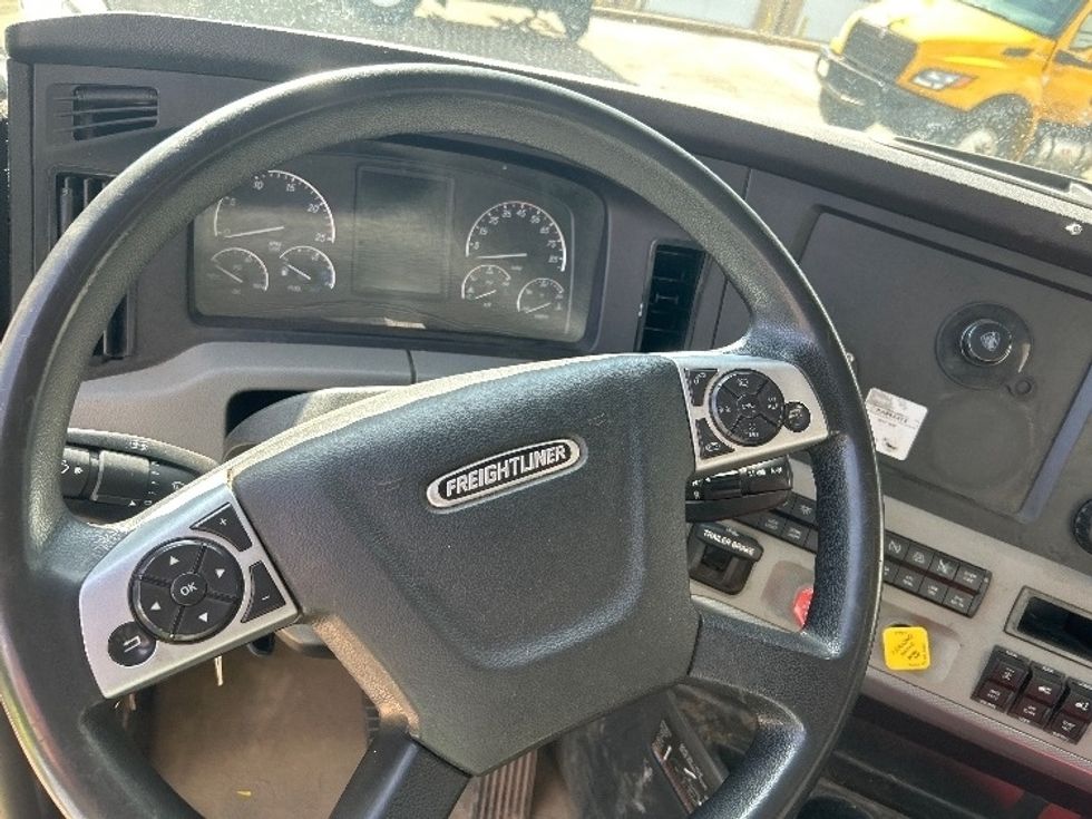 Day Cab Tractor-Heavy Duty Tractors-Freightliner-2021-T12664ST-Columbus-GA-229,477\n\t\tmiles-$ 68,250 - Image 11