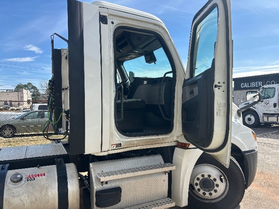 Day Cab Tractor-Heavy Duty Tractors-Freightliner-2021-T12664ST-Columbus-GA-229,477\n\t\tmiles-$ 68,250 - Image 12