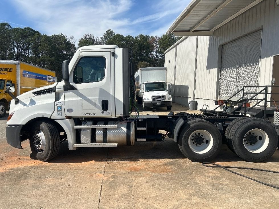 Day Cab Tractor-Heavy Duty Tractors-Freightliner-2021-T12664ST-Columbus-GA-229,477\n\t\tmiles-$ 68,250 - Image 4