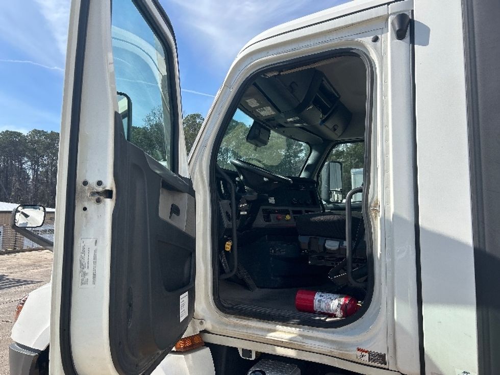 Day Cab Tractor-Heavy Duty Tractors-Freightliner-2021-T12664ST-Columbus-GA-229,477\n\t\tmiles-$ 68,250 - Image 9