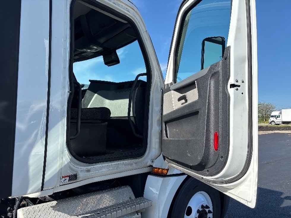 Day Cab Tractor-Heavy Duty Tractors-Freightliner-2021-T12664ST-Columbus-OH-173,309\n\t\tmiles-$ 69,500 - Image 12