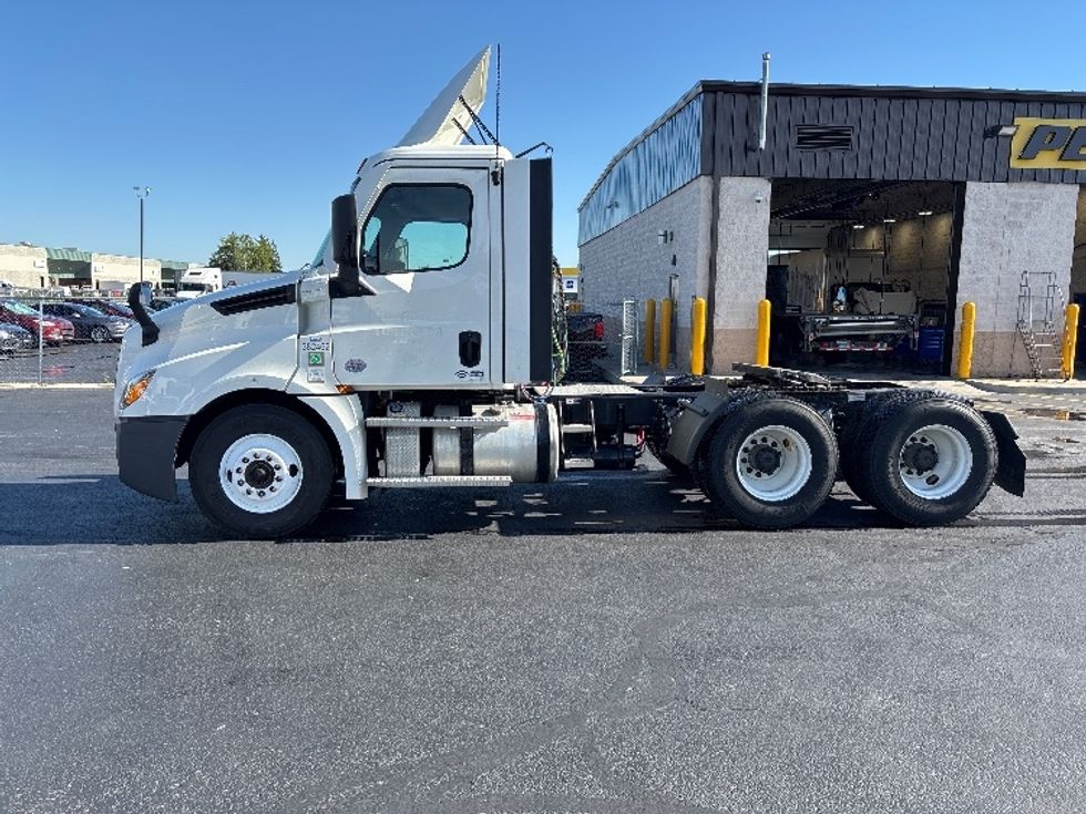 Day Cab Tractor-Heavy Duty Tractors-Freightliner-2021-T12664ST-Columbus-OH-173,309\n\t\tmiles-$ 69,500 - Image 4