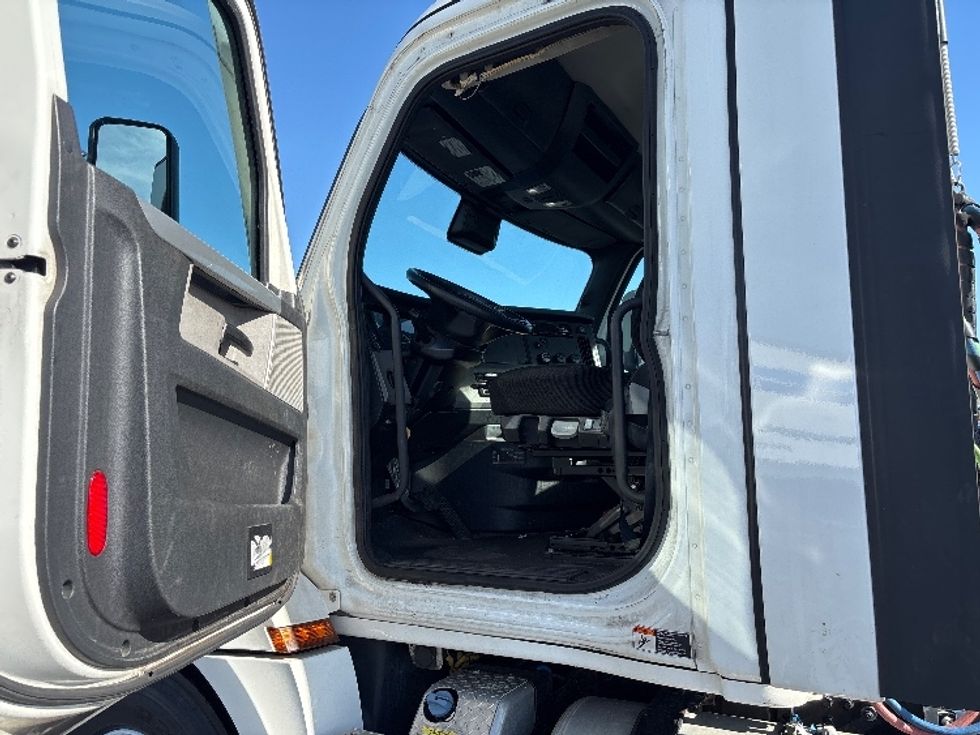 Day Cab Tractor-Heavy Duty Tractors-Freightliner-2021-T12664ST-Columbus-OH-173,309\n\t\tmiles-$ 69,500 - Image 9