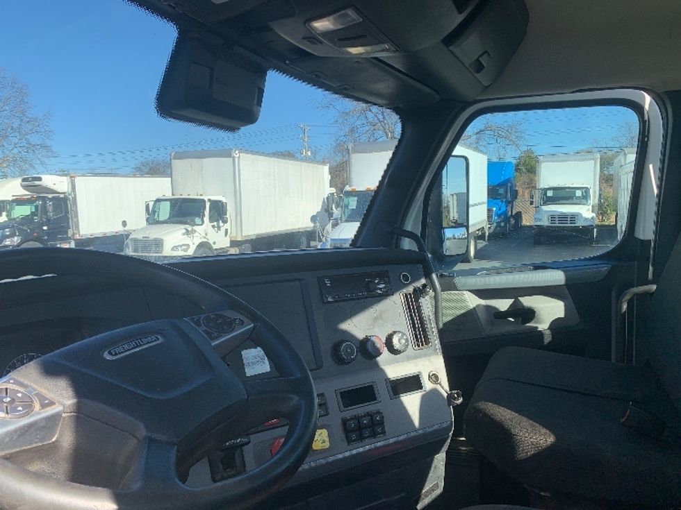 Day Cab Tractor-Heavy Duty Tractors-Freightliner-2021-T12664ST-Concord-NC-218,857\n\t\tmiles-$ 70,000 - Image 10