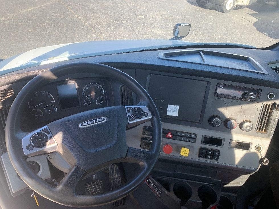 Day Cab Tractor-Heavy Duty Tractors-Freightliner-2021-T12664ST-Concord-NC-218,857\n\t\tmiles-$ 70,000 - Image 11