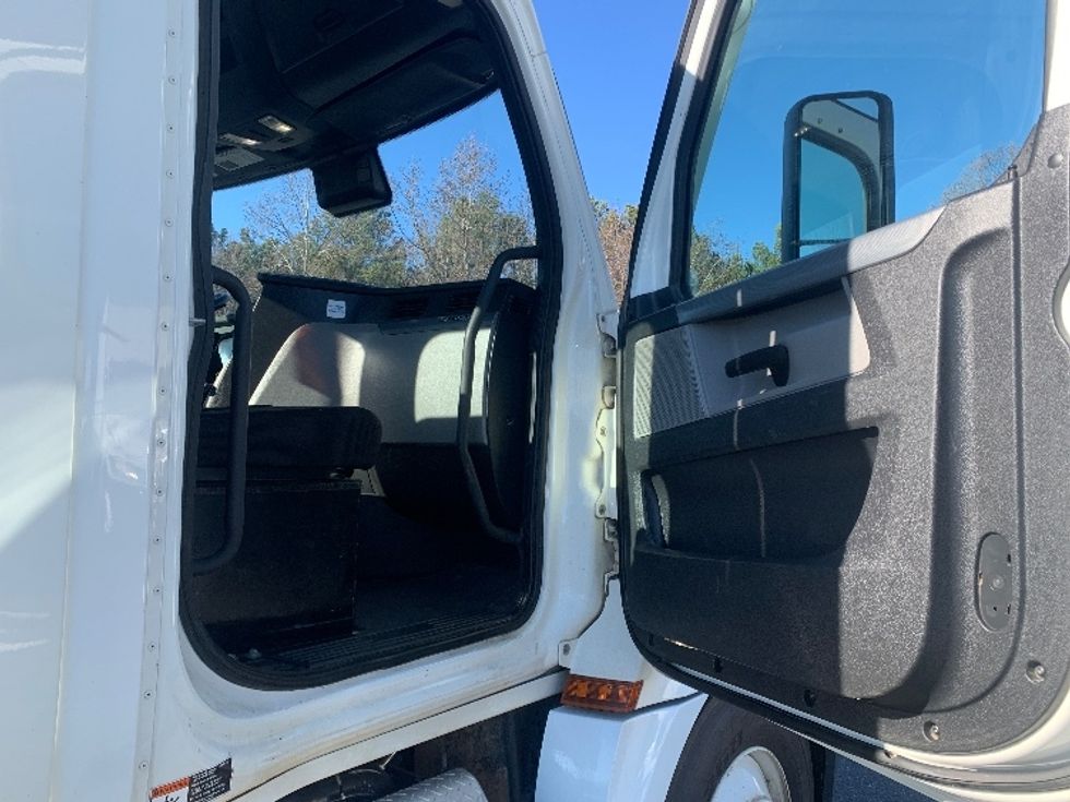 Day Cab Tractor-Heavy Duty Tractors-Freightliner-2021-T12664ST-Concord-NC-218,857\n\t\tmiles-$ 70,000 - Image 12