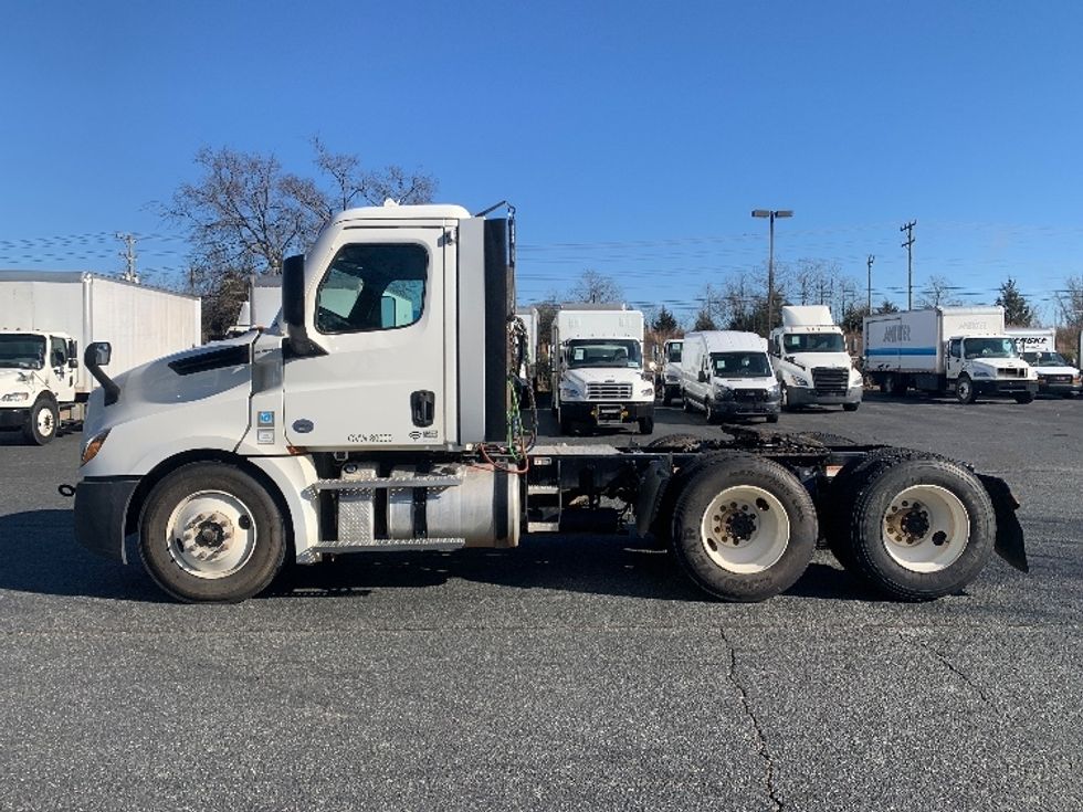 Day Cab Tractor-Heavy Duty Tractors-Freightliner-2021-T12664ST-Concord-NC-218,857\n\t\tmiles-$ 70,000 - Image 4