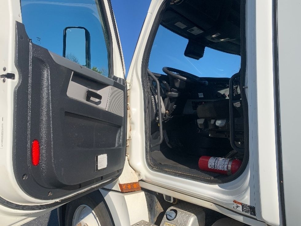 Day Cab Tractor-Heavy Duty Tractors-Freightliner-2021-T12664ST-Concord-NC-218,857\n\t\tmiles-$ 70,000 - Image 9