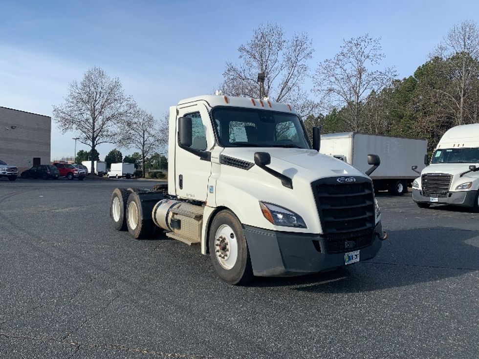 Day Cab Tractor-Heavy Duty Tractors-Freightliner-2021-T12664ST-Concord-NC-288,080\n\t\tmiles-$ 65,000 - Image 1