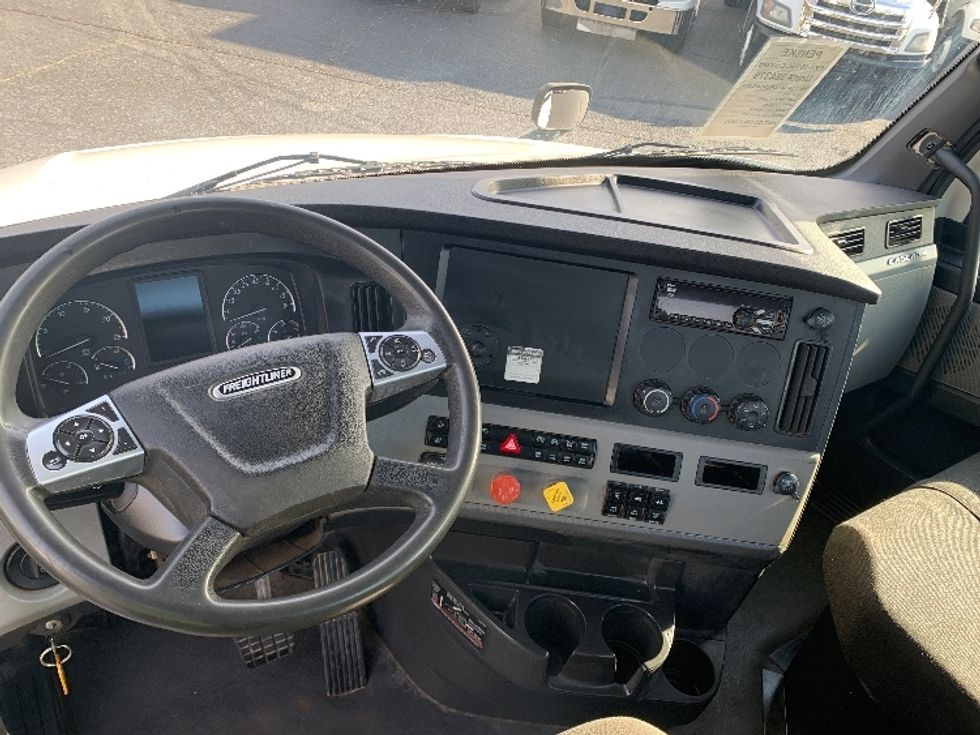 Day Cab Tractor-Heavy Duty Tractors-Freightliner-2021-T12664ST-Concord-NC-288,080\n\t\tmiles-$ 65,000 - Image 11