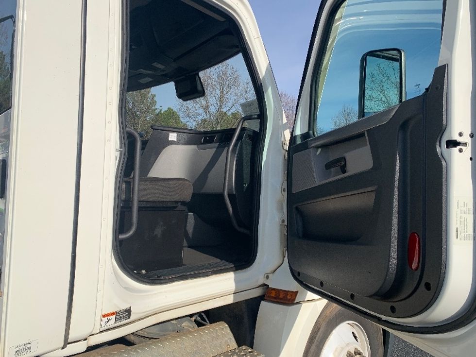 Day Cab Tractor-Heavy Duty Tractors-Freightliner-2021-T12664ST-Concord-NC-288,080\n\t\tmiles-$ 65,000 - Image 12