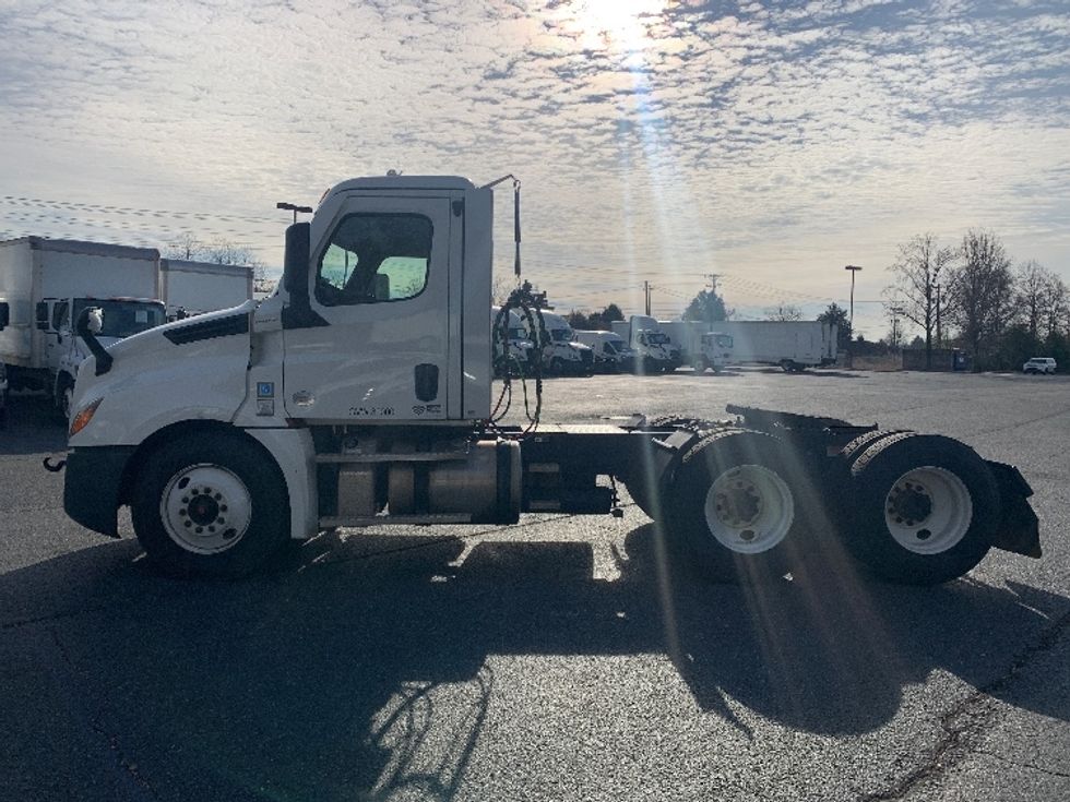 Day Cab Tractor-Heavy Duty Tractors-Freightliner-2021-T12664ST-Concord-NC-288,080\n\t\tmiles-$ 65,000 - Image 4