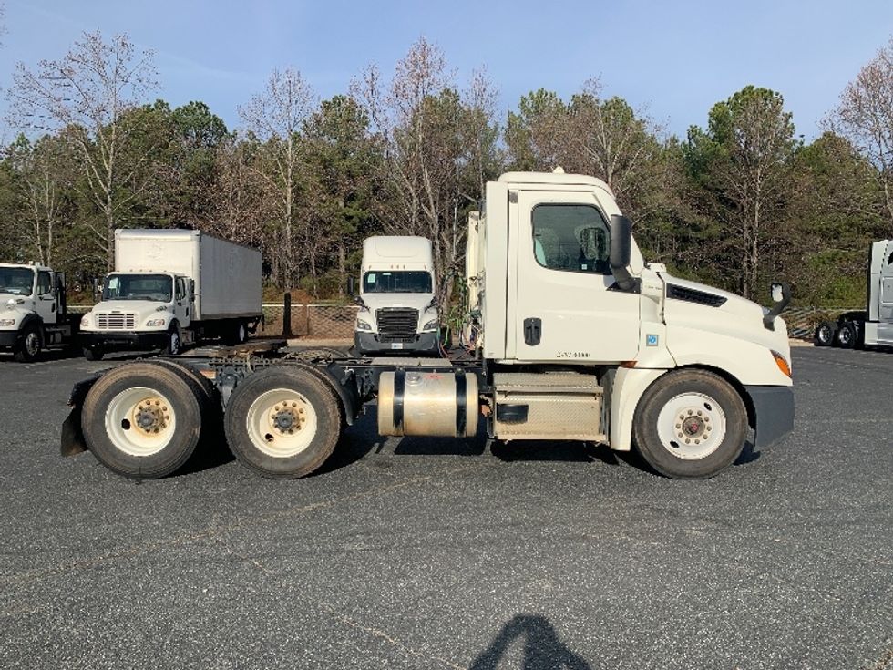 Day Cab Tractor-Heavy Duty Tractors-Freightliner-2021-T12664ST-Concord-NC-288,080\n\t\tmiles-$ 65,000 - Image 8