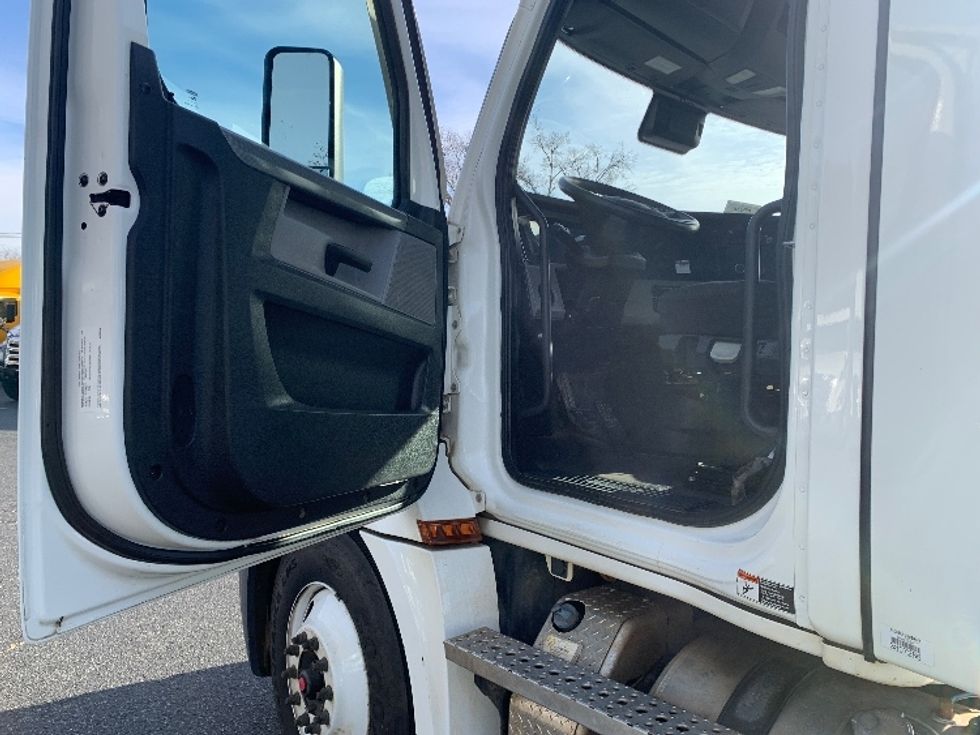 Day Cab Tractor-Heavy Duty Tractors-Freightliner-2021-T12664ST-Concord-NC-288,080\n\t\tmiles-$ 65,000 - Image 9