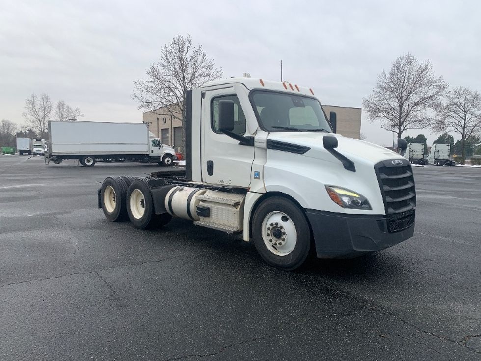 Day Cab Tractor-Heavy Duty Tractors-Freightliner-2021-T12664ST-Concord-NC-338,035\n\t\tmiles-$ 61,000 - Image 1
