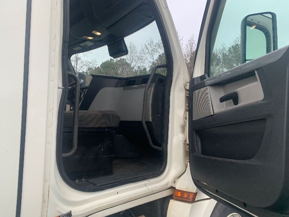 Day Cab Tractor-Heavy Duty Tractors-Freightliner-2021-T12664ST-Concord-NC-338,035\n\t\tmiles-$ 61,000 - Image 12