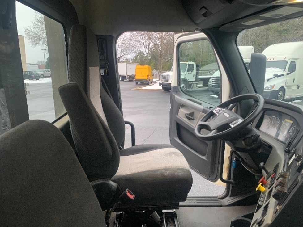 Day Cab Tractor-Heavy Duty Tractors-Freightliner-2021-T12664ST-Concord-NC-338,035\n\t\tmiles-$ 61,000 - Image 14