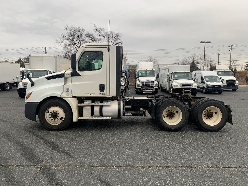 Day Cab Tractor-Heavy Duty Tractors-Freightliner-2021-T12664ST-Concord-NC-338,035\n\t\tmiles-$ 61,000 - Image 4