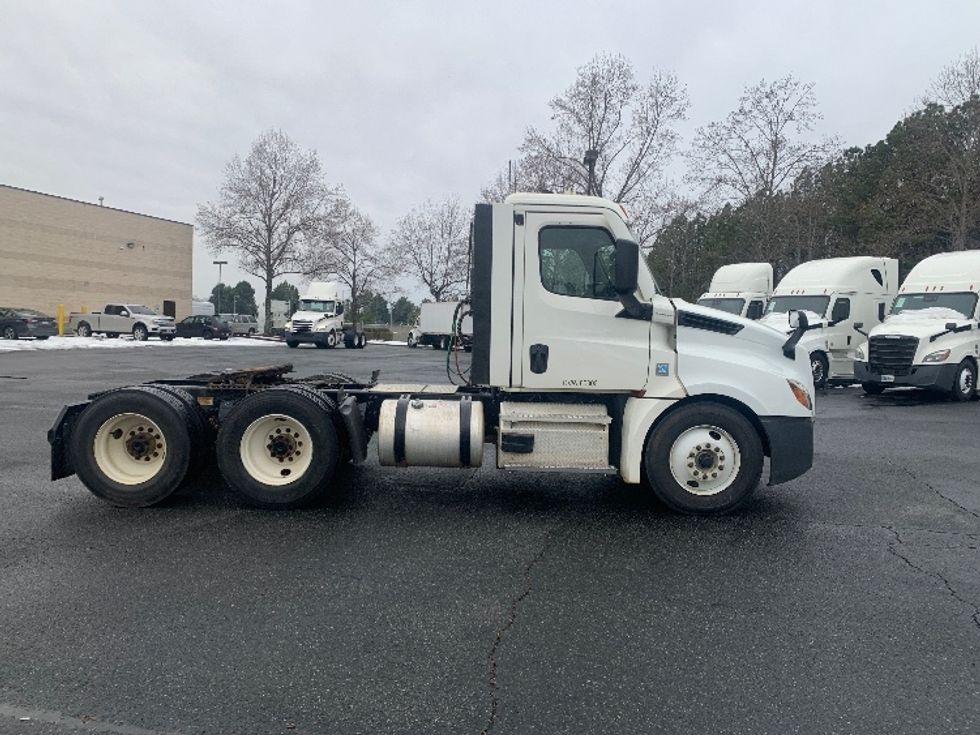 Day Cab Tractor-Heavy Duty Tractors-Freightliner-2021-T12664ST-Concord-NC-338,035\n\t\tmiles-$ 61,000 - Image 8