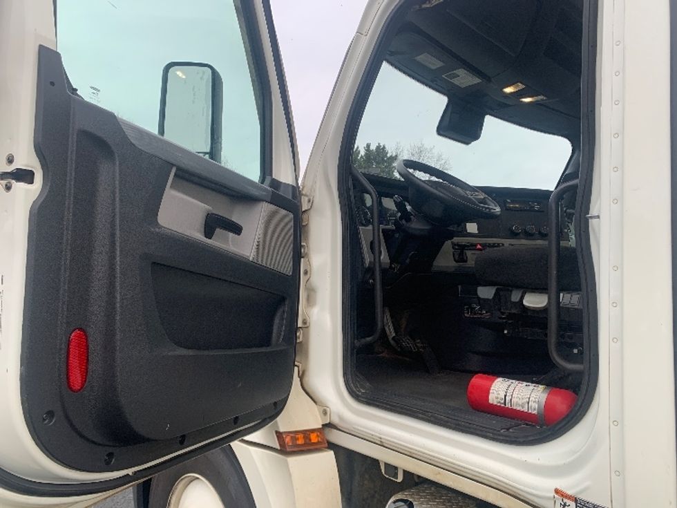 Day Cab Tractor-Heavy Duty Tractors-Freightliner-2021-T12664ST-Concord-NC-338,035\n\t\tmiles-$ 61,000 - Image 9