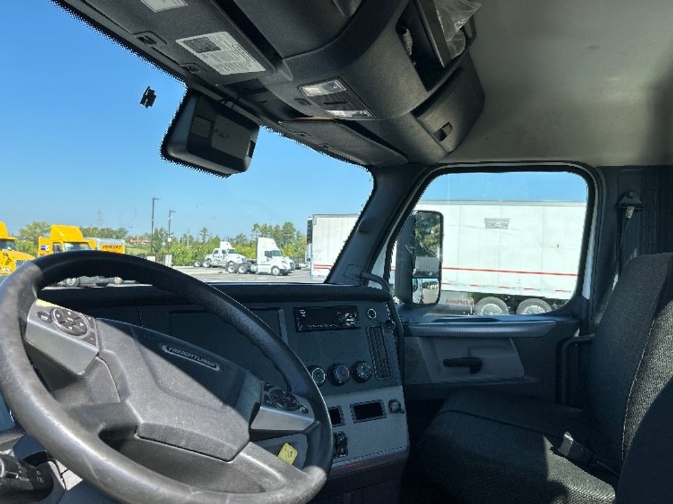 Day Cab Tractor-Heavy Duty Tractors-Freightliner-2021-T12664ST-Concord-NC-471,046\n\t\tmiles-$ 51,250 - Image 10