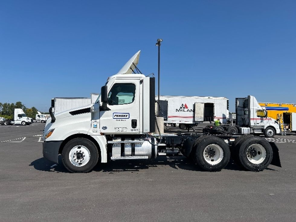 Day Cab Tractor-Heavy Duty Tractors-Freightliner-2021-T12664ST-Concord-NC-471,046\n\t\tmiles-$ 51,250 - Image 4
