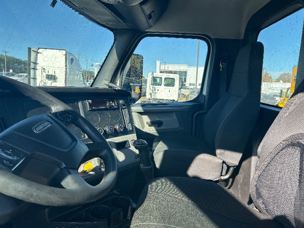 Day Cab Tractor-Heavy Duty Tractors-Freightliner-2021-T12664ST-Conyers-GA-340,258\n\t\tmiles-$ 57,500 - Image 10