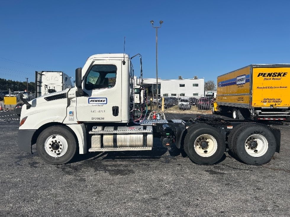 Day Cab Tractor-Heavy Duty Tractors-Freightliner-2021-T12664ST-Conyers-GA-340,258\n\t\tmiles-$ 57,500 - Image 4