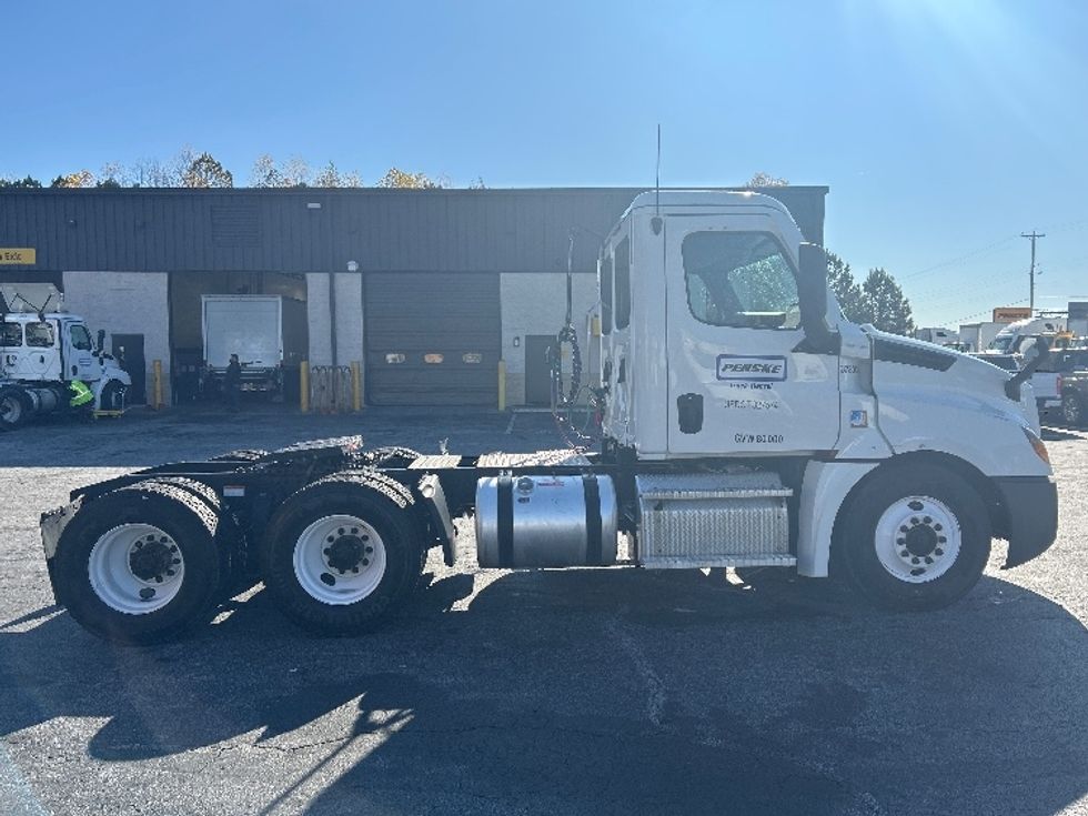 Day Cab Tractor-Heavy Duty Tractors-Freightliner-2021-T12664ST-Conyers-GA-340,258\n\t\tmiles-$ 57,500 - Image 8