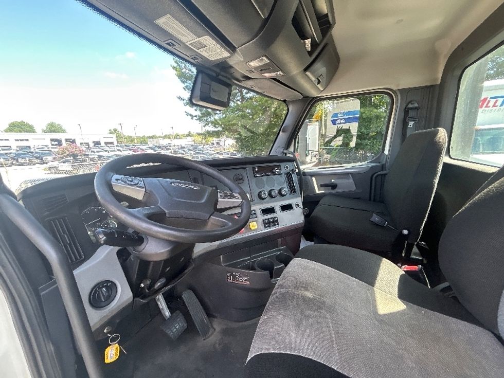 Day Cab Tractor-Heavy Duty Tractors-Freightliner-2021-T12664ST-Conyers-GA-717,446\n\t\tmiles-$ 26,750 - Image 10