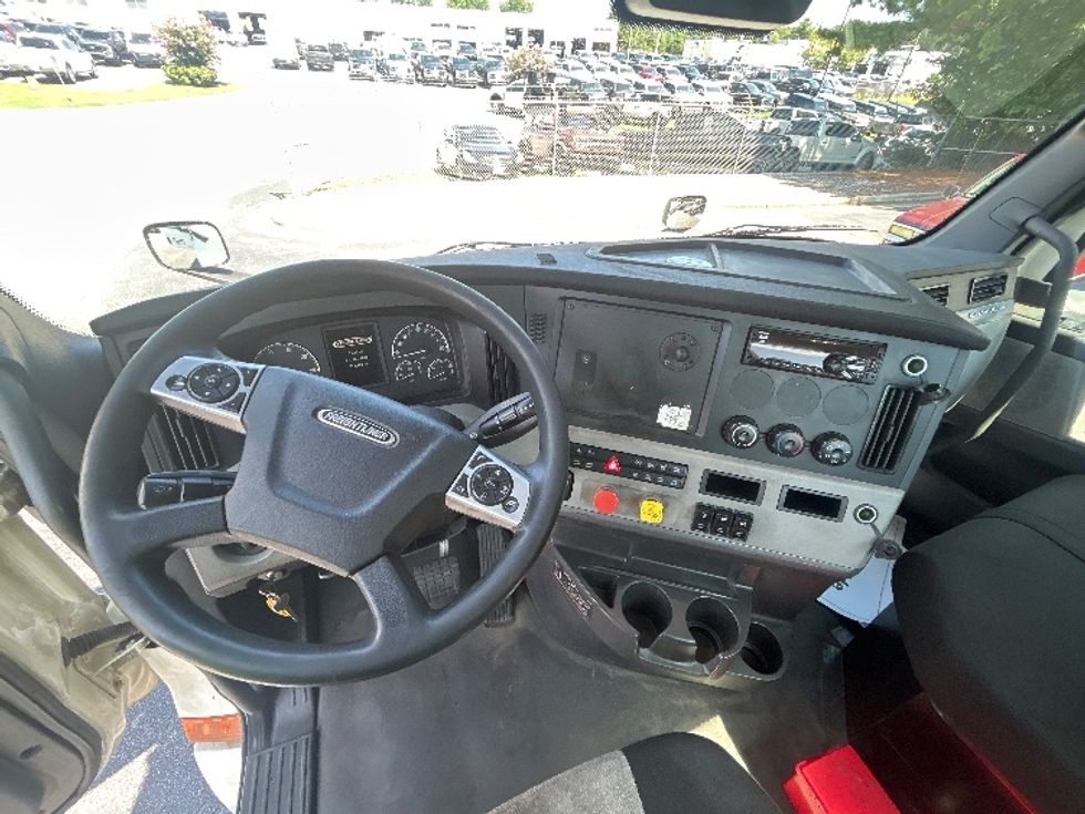 Day Cab Tractor-Heavy Duty Tractors-Freightliner-2021-T12664ST-Conyers-GA-717,446\n\t\tmiles-$ 26,750 - Image 11